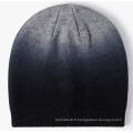 Chapeau tricoté d&#39;hiver vendant à chaud